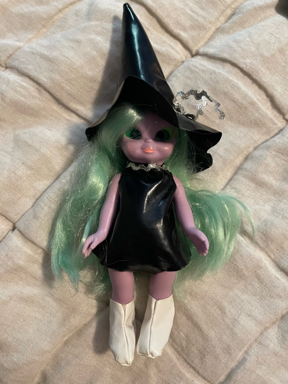 Vintage 1972 Emerald the Enchanted With Doll and clothing lot - Picture 4 of 16